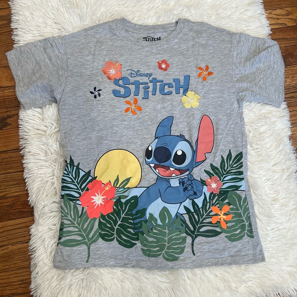 Disney stitch graphic print t-shirt size S
Hawaii‎